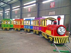 為了讓顧客玩得更開心，維修人員會定期地維護游樂設備